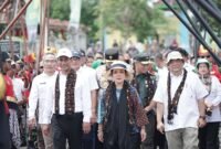 Ketua Komisi IV DPR RI, Titiek Soeharto saat meninjau jalanya panen raya bersama Menteri Pertanian Andi Amran Sulaiman di Kabupaten Bantul. (Dok. Kementerian Pertanian)

