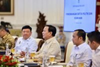 Presiden Prabowo Subianto menggelar rapat terbatas sekaligus makan siang bersama sejumlah jajaran Menteri Kabinet Merah Putih. (Facebook.com @Prabowo Subianto )