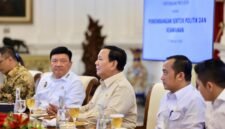 Presiden Prabowo Subianto menggelar rapat terbatas sekaligus makan siang bersama sejumlah jajaran Menteri Kabinet Merah Putih. (Facebook.com @Prabowo Subianto )