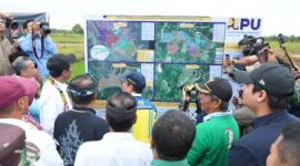 Menteri Pertanian (Mentan), Andi Amran Sulaiman Saat meninjau areal persawahan di Kalimantan Utara. (Dok. Kementerian Pertanian)

