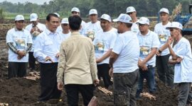 Wamentan Sudaryono menyerahkan traktor dan combine harvester ke petani Ketapang, dia peringatkan larangan jual atau sewa alsintan bantuan negara. (Dok. Kementerian Pertanian)
