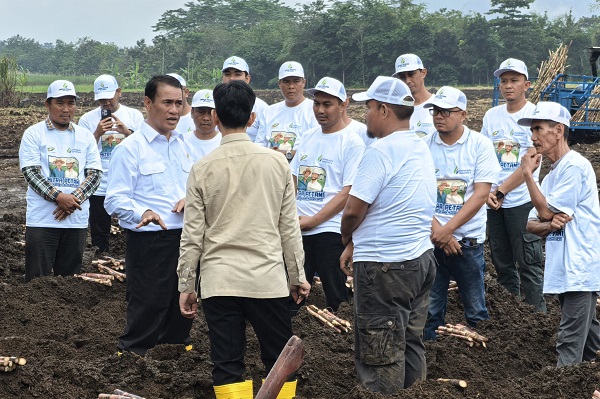 Wamentan Sudaryono menyerahkan traktor dan combine harvester ke petani Ketapang, dia peringatkan larangan jual atau sewa alsintan bantuan negara. (Dok. Kementerian Pertanian)
