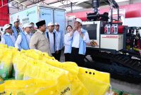 Presiden Prabowo Subianto resmikan koperasi desa sebagai pusat distribusi pangan dan energi nasional berbasis komunitas lokal. (Facebook.com @Setkab RI)