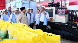 Presiden Prabowo Subianto resmikan koperasi desa sebagai pusat distribusi pangan dan energi nasional berbasis komunitas lokal. (Facebook.com @Setkab RI)