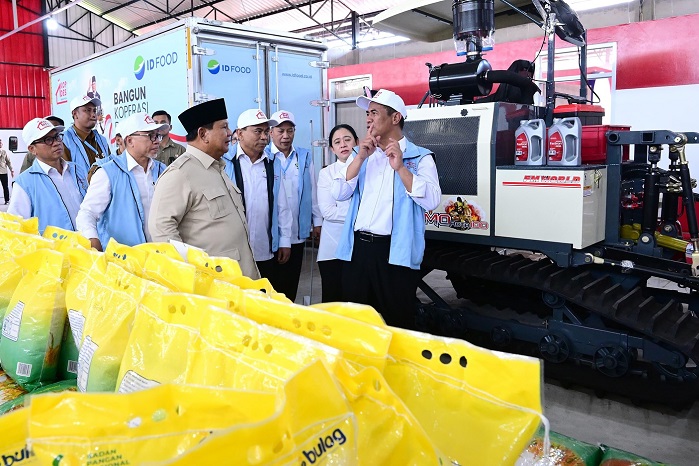 Presiden Prabowo Subianto resmikan koperasi desa sebagai pusat distribusi pangan dan energi nasional berbasis komunitas lokal. (Facebook.com @Setkab RI)