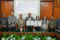 Penandatanganan Memorandum of Agreement (MoA) antara Musim Mas dan Universitas Islam Negeri Sumatera Utara (UINSU) Medan, untuk merenovasi ruang belajar menjadi Smart Class yang lebih modern dan nyaman, yang akan mendukung kegiatan akademik mahasiswa Pascasarjana UINSU. Penandatangan Kerjasama ini dilakukan pada (19/12), yang dihadiri oleh Prof. Dr. Muzakkir, M.Ag, Wakil Rektor IV Bidang Kerja Sama dan Pengembangan Lembaga. (keempat dari kiri), Gunawan Siregar selaku Direktur Utama Musim Mas (ke