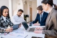 Pengurus koperasi sedang berdiskusi dengan anggota melalui platform digital, menunjukkan bagaimana teknologi memfasilitasi komunikasi serta pengambilan keputusan yang efisien meskipun terpisah jarak. Interaksi ini menggambarkan adaptasi koperasi terhadap era digital, memastikan partisipasi aktif seluruh anggota dalam pengembangan usaha bersama.