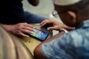 Seorang anggota koperasi dari daerah pedesaan tengah mengakses aplikasi koperasi digital melalui ponsel pintarnya, menunjukkan kemudahan akses layanan keuangan dan pasar bagi masyarakat di pelosok. Gambar ini merepresentasikan bagaimana digitalisasi koperasi menjembatani kesenjangan geografis, memberdayakan ekonomi lokal, dan meningkatkan partisipasi anggota dalam ekosistem digital.