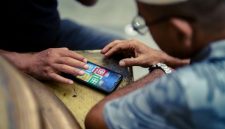 Seorang anggota koperasi dari daerah pedesaan tengah mengakses aplikasi koperasi digital melalui ponsel pintarnya, menunjukkan kemudahan akses layanan keuangan dan pasar bagi masyarakat di pelosok. Gambar ini merepresentasikan bagaimana digitalisasi koperasi menjembatani kesenjangan geografis, memberdayakan ekonomi lokal, dan meningkatkan partisipasi anggota dalam ekosistem digital.