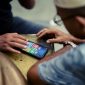 Seorang anggota koperasi dari daerah pedesaan tengah mengakses aplikasi koperasi digital melalui ponsel pintarnya, menunjukkan kemudahan akses layanan keuangan dan pasar bagi masyarakat di pelosok. Gambar ini merepresentasikan bagaimana digitalisasi koperasi menjembatani kesenjangan geografis, memberdayakan ekonomi lokal, dan meningkatkan partisipasi anggota dalam ekosistem digital.