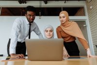 Anggota koperasi syariah berdiskusi tentang strategi pengembangan usaha, menunjukkan semangat kebersamaan dalam membangun ekonomi berkelanjutan. Koperasi syariah mendukung UMKM dengan pembiayaan adil dan bimbingan, memperkuat kemandirian ekonomi masyarakat.
