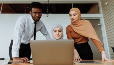 Anggota koperasi syariah berdiskusi tentang strategi pengembangan usaha, menunjukkan semangat kebersamaan dalam membangun ekonomi berkelanjutan. Koperasi syariah mendukung UMKM dengan pembiayaan adil dan bimbingan, memperkuat kemandirian ekonomi masyarakat.