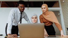 Anggota koperasi syariah berdiskusi tentang strategi pengembangan usaha, menunjukkan semangat kebersamaan dalam membangun ekonomi berkelanjutan. Koperasi syariah mendukung UMKM dengan pembiayaan adil dan bimbingan, memperkuat kemandirian ekonomi masyarakat.