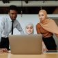 Anggota koperasi syariah berdiskusi tentang strategi pengembangan usaha, menunjukkan semangat kebersamaan dalam membangun ekonomi berkelanjutan. Koperasi syariah mendukung UMKM dengan pembiayaan adil dan bimbingan, memperkuat kemandirian ekonomi masyarakat.