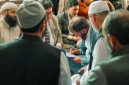 Beberapa anggota koperasi syariah sedang berdiskusi mengenai rencana pengembangan usaha, menunjukkan semangat kebersamaan dalam membangun ekonomi yang berlandaskan prinsip syariah. Pertemuan ini mencerminkan transparansi dan partisipasi aktif anggota dalam pengambilan keputusan finansial mereka.