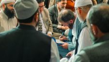 Beberapa anggota koperasi syariah sedang berdiskusi mengenai rencana pengembangan usaha, menunjukkan semangat kebersamaan dalam membangun ekonomi yang berlandaskan prinsip syariah. Pertemuan ini mencerminkan transparansi dan partisipasi aktif anggota dalam pengambilan keputusan finansial mereka.