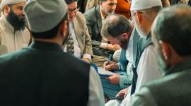 Beberapa anggota koperasi syariah sedang berdiskusi mengenai rencana pengembangan usaha, menunjukkan semangat kebersamaan dalam membangun ekonomi yang berlandaskan prinsip syariah. Pertemuan ini mencerminkan transparansi dan partisipasi aktif anggota dalam pengambilan keputusan finansial mereka.
