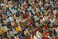 Sekelompok anggota koperasi syariah sedang berdiskusi dengan penuh semangat, mencerminkan kolaborasi dan kebersamaan dalam membangun ekonomi yang berlandaskan prinsip-prinsip Islam. Pertemuan ini menunjukkan interaksi aktif antaranggota yang menjadi inti dari kekuatan koperasi syariah.