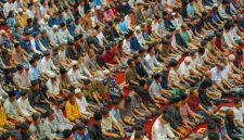 Sekelompok anggota koperasi syariah sedang berdiskusi dengan penuh semangat, mencerminkan kolaborasi dan kebersamaan dalam membangun ekonomi yang berlandaskan prinsip-prinsip Islam. Pertemuan ini menunjukkan interaksi aktif antaranggota yang menjadi inti dari kekuatan koperasi syariah.
