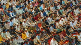 Sekelompok anggota koperasi syariah sedang berdiskusi dengan penuh semangat, mencerminkan kolaborasi dan kebersamaan dalam membangun ekonomi yang berlandaskan prinsip-prinsip Islam. Pertemuan ini menunjukkan interaksi aktif antaranggota yang menjadi inti dari kekuatan koperasi syariah.