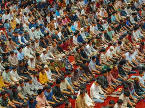 Sekelompok anggota koperasi syariah sedang berdiskusi dengan penuh semangat, mencerminkan kolaborasi dan kebersamaan dalam membangun ekonomi yang berlandaskan prinsip-prinsip Islam. Pertemuan ini menunjukkan interaksi aktif antaranggota yang menjadi inti dari kekuatan koperasi syariah.