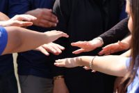 Gambar ini menunjukkan sekelompok orang dari berbagai latar belakang yang saling berinteraksi, melambangkan prinsip keanggotaan terbuka dan sukarela dalam koperasi. Mereka terlihat berkolaborasi dan berbagi ide, mencerminkan semangat gotong royong yang menjadi inti dari gerakan koperasi global.