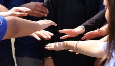 Gambar ini menunjukkan sekelompok orang dari berbagai latar belakang yang saling berinteraksi, melambangkan prinsip keanggotaan terbuka dan sukarela dalam koperasi. Mereka terlihat berkolaborasi dan berbagi ide, mencerminkan semangat gotong royong yang menjadi inti dari gerakan koperasi global.