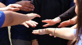 Gambar ini menunjukkan sekelompok orang dari berbagai latar belakang yang saling berinteraksi, melambangkan prinsip keanggotaan terbuka dan sukarela dalam koperasi. Mereka terlihat berkolaborasi dan berbagi ide, mencerminkan semangat gotong royong yang menjadi inti dari gerakan koperasi global.