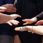 Gambar ini menunjukkan sekelompok orang dari berbagai latar belakang yang saling berinteraksi, melambangkan prinsip keanggotaan terbuka dan sukarela dalam koperasi. Mereka terlihat berkolaborasi dan berbagi ide, mencerminkan semangat gotong royong yang menjadi inti dari gerakan koperasi global.