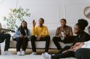 Sekelompok orang dari berbagai latar belakang tampak ceria berinteraksi dalam sebuah pertemuan online, menggambarkan semangat kebersamaan dalam komunitas hobi digital. Mereka berbagi tawa dan antusiasme, menunjukkan betapa mudahnya membangun koneksi di era modern ini.