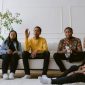 Sekelompok orang dari berbagai latar belakang tampak ceria berinteraksi dalam sebuah pertemuan online, menggambarkan semangat kebersamaan dalam komunitas hobi digital. Mereka berbagi tawa dan antusiasme, menunjukkan betapa mudahnya membangun koneksi di era modern ini.