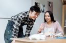 Sekelompok orang dengan latar belakang berbeda tampak antusias mengisi formulir pendaftaran online, menunjukkan semangat mereka untuk bergabung dalam sebuah komunitas hobi. Momen ini menangkap esensi kegembiraan saat memulai perjalanan baru dalam mengeksplorasi minat bersama orang-orang sefrekuensi.