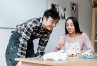 Sekelompok orang dengan latar belakang berbeda tampak antusias mengisi formulir pendaftaran online, menunjukkan semangat mereka untuk bergabung dalam sebuah komunitas hobi. Momen ini menangkap esensi kegembiraan saat memulai perjalanan baru dalam mengeksplorasi minat bersama orang-orang sefrekuensi.
