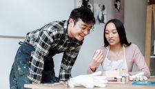 Sekelompok orang dengan latar belakang berbeda tampak antusias mengisi formulir pendaftaran online, menunjukkan semangat mereka untuk bergabung dalam sebuah komunitas hobi. Momen ini menangkap esensi kegembiraan saat memulai perjalanan baru dalam mengeksplorasi minat bersama orang-orang sefrekuensi.