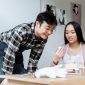 Sekelompok orang dengan latar belakang berbeda tampak antusias mengisi formulir pendaftaran online, menunjukkan semangat mereka untuk bergabung dalam sebuah komunitas hobi. Momen ini menangkap esensi kegembiraan saat memulai perjalanan baru dalam mengeksplorasi minat bersama orang-orang sefrekuensi.