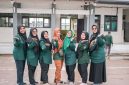 Seorang petani sedang mengakses aplikasi koperasi digital di ponselnya, menunjukkan kemudahan akses layanan keuangan dan transaksi produk UMKM di era modern. Tampilan antarmuka yang ramah pengguna ini memungkinkan anggota koperasi mengelola keuangan dan berpartisipasi dalam ekonomi digital dari mana saja.