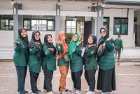 Seorang petani sedang mengakses aplikasi koperasi digital di ponselnya, menunjukkan kemudahan akses layanan keuangan dan transaksi produk UMKM di era modern. Tampilan antarmuka yang ramah pengguna ini memungkinkan anggota koperasi mengelola keuangan dan berpartisipasi dalam ekonomi digital dari mana saja.