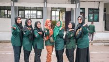 Seorang petani sedang mengakses aplikasi koperasi digital di ponselnya, menunjukkan kemudahan akses layanan keuangan dan transaksi produk UMKM di era modern. Tampilan antarmuka yang ramah pengguna ini memungkinkan anggota koperasi mengelola keuangan dan berpartisipasi dalam ekonomi digital dari mana saja.
