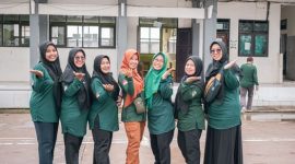 Seorang petani sedang mengakses aplikasi koperasi digital di ponselnya, menunjukkan kemudahan akses layanan keuangan dan transaksi produk UMKM di era modern. Tampilan antarmuka yang ramah pengguna ini memungkinkan anggota koperasi mengelola keuangan dan berpartisipasi dalam ekonomi digital dari mana saja.