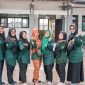 Seorang petani sedang mengakses aplikasi koperasi digital di ponselnya, menunjukkan kemudahan akses layanan keuangan dan transaksi produk UMKM di era modern. Tampilan antarmuka yang ramah pengguna ini memungkinkan anggota koperasi mengelola keuangan dan berpartisipasi dalam ekonomi digital dari mana saja.