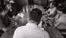 Suasana Rapat Anggota Tahunan (RAT) yang kondusif, menampilkan para anggota koperasi berdiskusi dan memberikan suara untuk memutuskan berbagai agenda penting. Pertemuan ini adalah cerminan nyata dari demokrasi internal dalam sebuah koperasi.