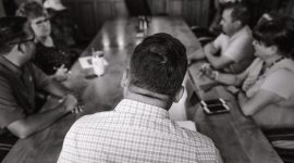 Suasana Rapat Anggota Tahunan (RAT) yang kondusif, menampilkan para anggota koperasi berdiskusi dan memberikan suara untuk memutuskan berbagai agenda penting. Pertemuan ini adalah cerminan nyata dari demokrasi internal dalam sebuah koperasi.