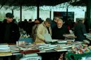 Suasana rapat anggota koperasi syariah yang melibatkan beragam kalangan masyarakat, menunjukkan semangat kebersamaan dan transparansi dalam pengambilan keputusan. Para anggota tampak aktif berdiskusi, mencerminkan partisipasi aktif dalam membangun ekonomi berbasis nilai-nilai keadilan.