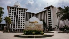 Anggota koperasi syariah sedang berdiskusi dalam sebuah pertemuan, menunjukkan semangat kolaborasi dan kebersamaan dalam mengembangkan ekonomi berbasis prinsip Islam. Mereka tampak antusias berbagi ide untuk memajukan usaha dan kesejahteraan bersama.