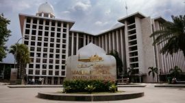 Anggota koperasi syariah sedang berdiskusi dalam sebuah pertemuan, menunjukkan semangat kolaborasi dan kebersamaan dalam mengembangkan ekonomi berbasis prinsip Islam. Mereka tampak antusias berbagi ide untuk memajukan usaha dan kesejahteraan bersama.