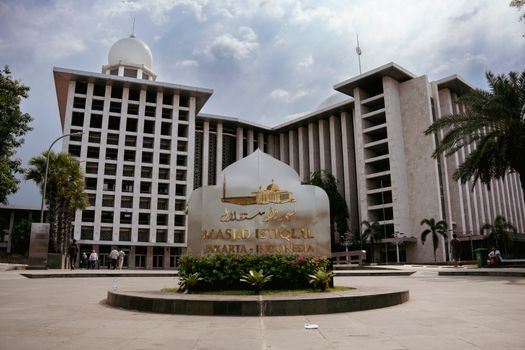 Anggota koperasi syariah sedang berdiskusi dalam sebuah pertemuan, menunjukkan semangat kolaborasi dan kebersamaan dalam mengembangkan ekonomi berbasis prinsip Islam. Mereka tampak antusias berbagi ide untuk memajukan usaha dan kesejahteraan bersama.