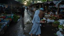 Warga desa sedang berdiskusi dalam rapat anggota koperasi, merencanakan strategi pemasaran produk lokal mereka. Pertemuan semacam ini menjadi jantung keberhasilan koperasi dalam mencapai tujuan ekonomi bersama.