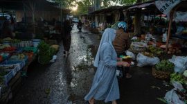 Warga desa sedang berdiskusi dalam rapat anggota koperasi, merencanakan strategi pemasaran produk lokal mereka. Pertemuan semacam ini menjadi jantung keberhasilan koperasi dalam mencapai tujuan ekonomi bersama.